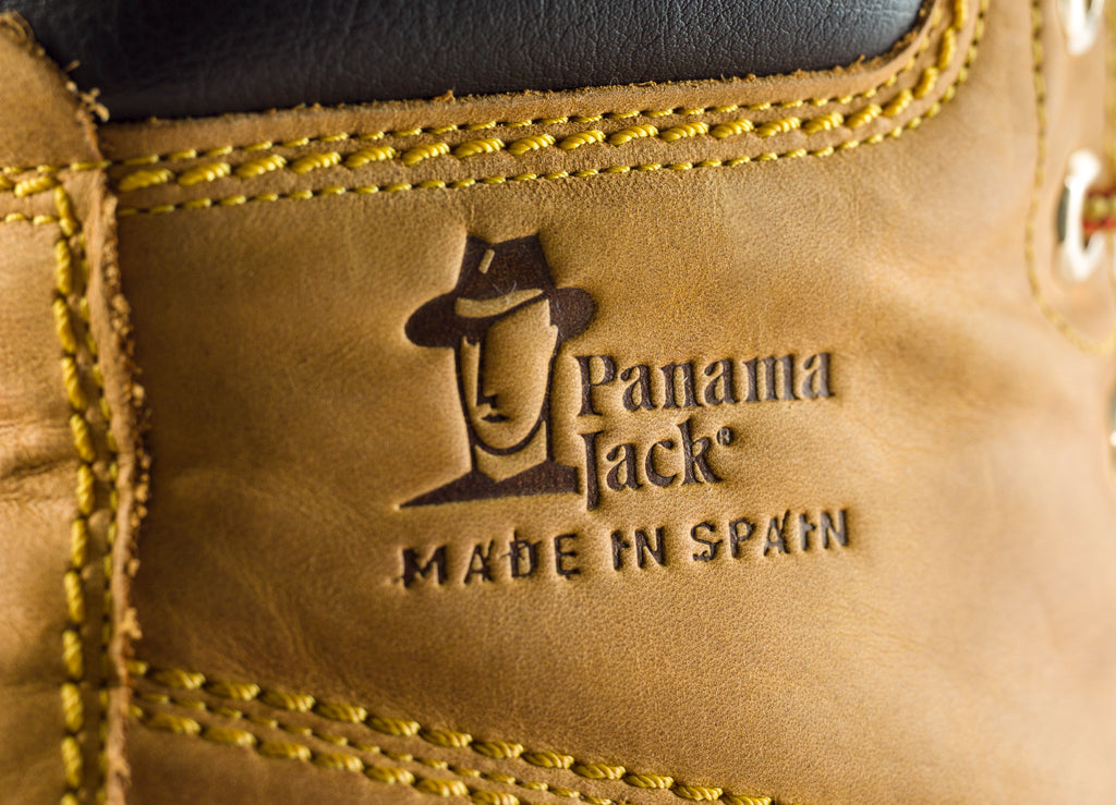 Detalle del logo Panama Jack en las icónicas botas vintage